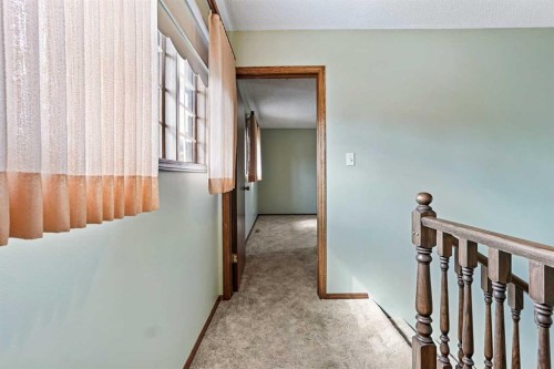 137 Edgewood Boulevard West, Lethbridge, AB - Indoor Photo Showing Other Room