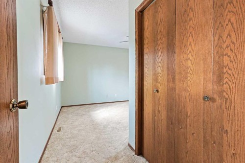 137 Edgewood Boulevard West, Lethbridge, AB - Indoor Photo Showing Other Room