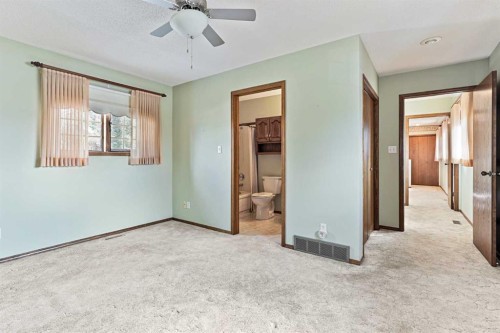 137 Edgewood Boulevard West, Lethbridge, AB - Indoor Photo Showing Other Room