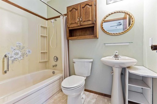 137 Edgewood Boulevard West, Lethbridge, AB - Indoor Photo Showing Bathroom