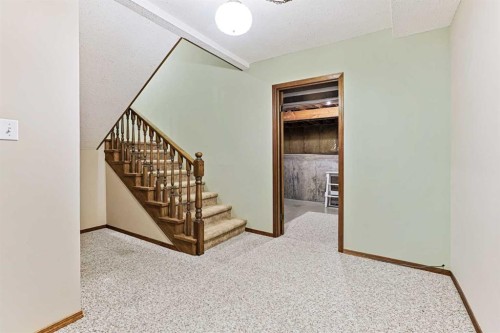 137 Edgewood Boulevard West, Lethbridge, AB - Indoor Photo Showing Other Room