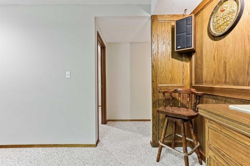 137 Edgewood Boulevard West, Lethbridge, AB - Indoor Photo Showing Other Room