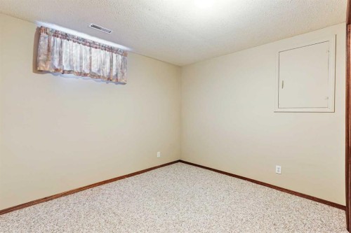 137 Edgewood Boulevard West, Lethbridge, AB - Indoor Photo Showing Other Room