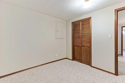 137 Edgewood Boulevard West, Lethbridge, AB - Indoor Photo Showing Other Room