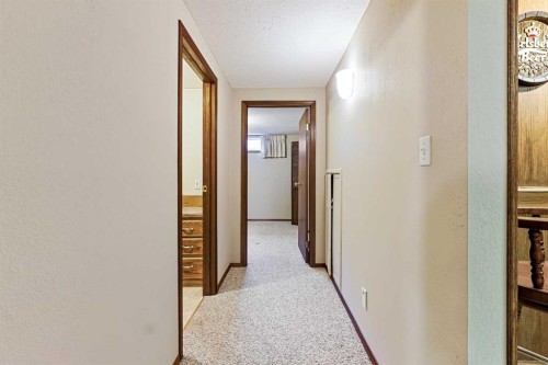 137 Edgewood Boulevard West, Lethbridge, AB - Indoor Photo Showing Other Room