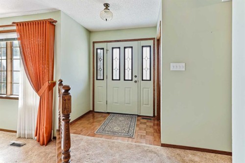 137 Edgewood Boulevard West, Lethbridge, AB - Indoor Photo Showing Other Room