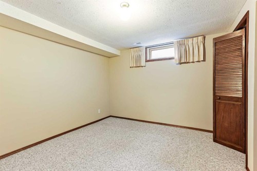 137 Edgewood Boulevard West, Lethbridge, AB - Indoor Photo Showing Other Room