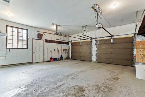 137 Edgewood Boulevard West, Lethbridge, AB - Indoor Photo Showing Garage