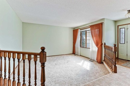 137 Edgewood Boulevard West, Lethbridge, AB - Indoor Photo Showing Other Room