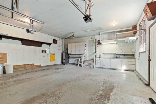 137 Edgewood Boulevard West, Lethbridge, AB - Indoor Photo Showing Garage
