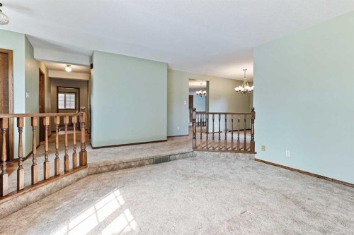 137 Edgewood Boulevard West, Lethbridge, AB - Indoor Photo Showing Other Room