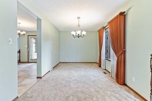 137 Edgewood Boulevard West, Lethbridge, AB - Indoor Photo Showing Other Room