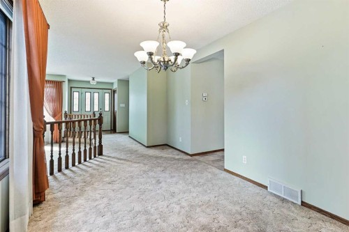 137 Edgewood Boulevard West, Lethbridge, AB - Indoor Photo Showing Other Room