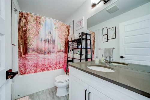 75 Blackwolf Pass North, Lethbridge, AB - Indoor Photo Showing Bathroom