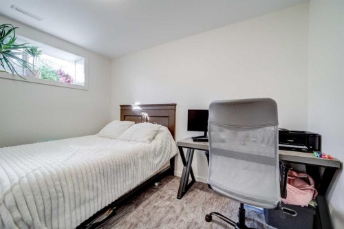 75 Blackwolf Pass North, Lethbridge, AB - Indoor Photo Showing Bedroom