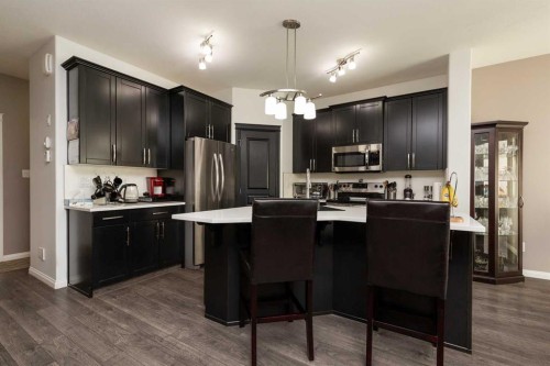753 Twinriver Loop West, Lethbridge, AB - Indoor Photo Showing Kitchen With Upgraded Kitchen