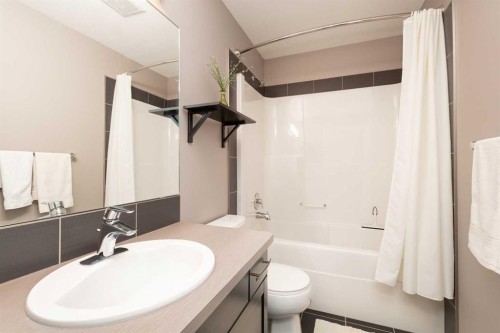 753 Twinriver Loop West, Lethbridge, AB - Indoor Photo Showing Bathroom
