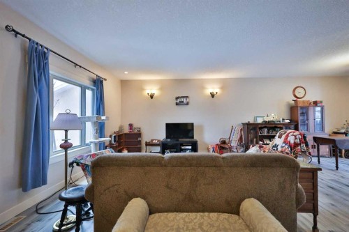 501 6 Avenue, Warner, AB - Indoor Photo Showing Living Room