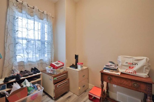 501 6 Avenue, Warner, AB - Indoor Photo Showing Other Room