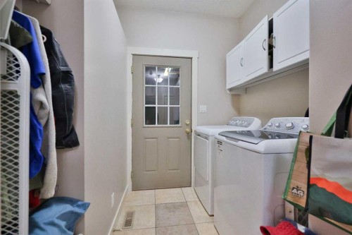 501 6 Avenue, Warner, AB - Indoor Photo Showing Laundry Room