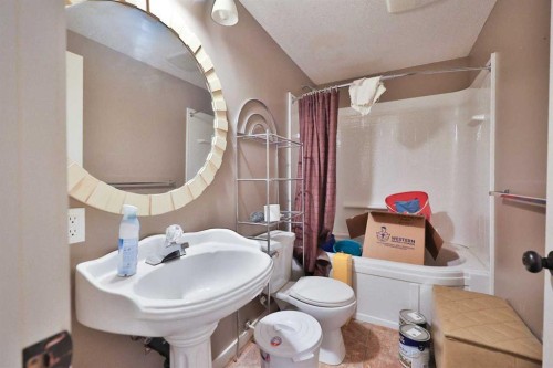 501 6 Avenue, Warner, AB - Indoor Photo Showing Bathroom