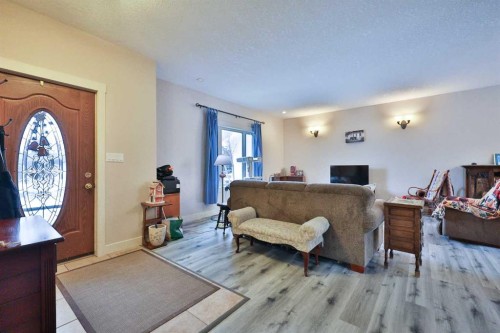 501 6 Avenue, Warner, AB - Indoor Photo Showing Living Room