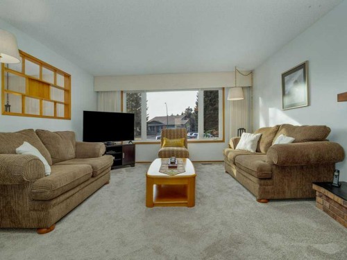 2017 16 Street North, Lethbridge, AB - Indoor Photo Showing Living Room
