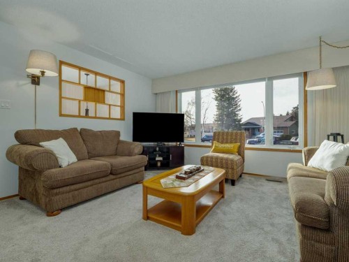 2017 16 Street North, Lethbridge, AB - Indoor Photo Showing Living Room