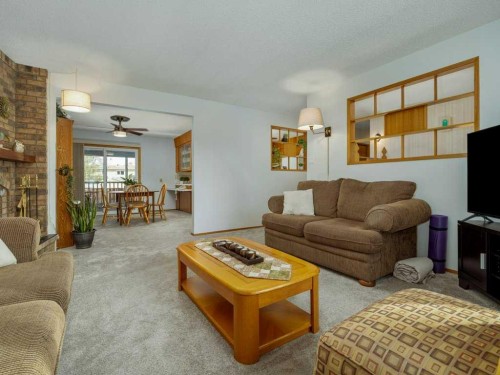 2017 16 Street North, Lethbridge, AB - Indoor Photo Showing Living Room