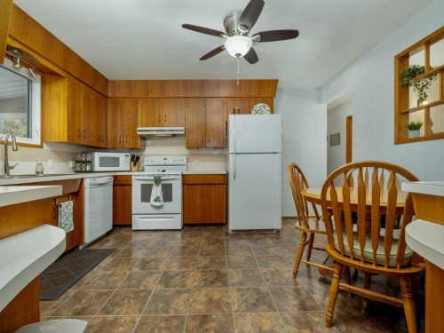 2017 16 Street North, Lethbridge, AB - Indoor Photo Showing Kitchen