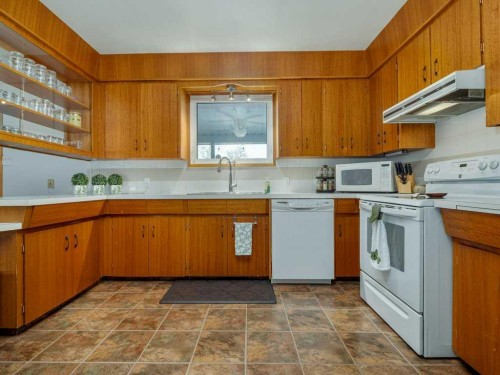 2017 16 Street North, Lethbridge, AB - Indoor Photo Showing Kitchen