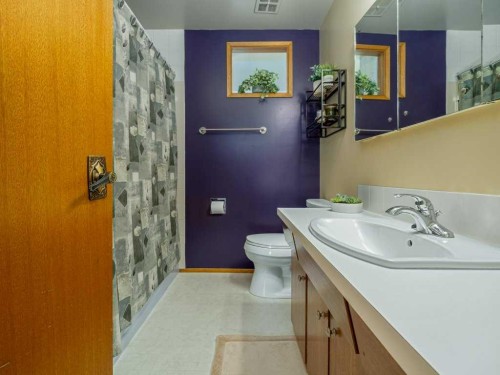 2017 16 Street North, Lethbridge, AB - Indoor Photo Showing Bathroom