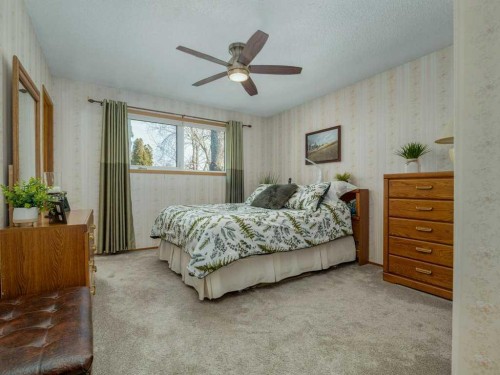 2017 16 Street North, Lethbridge, AB - Indoor Photo Showing Bedroom