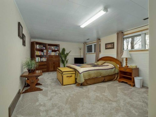 2017 16 Street North, Lethbridge, AB - Indoor Photo Showing Bedroom