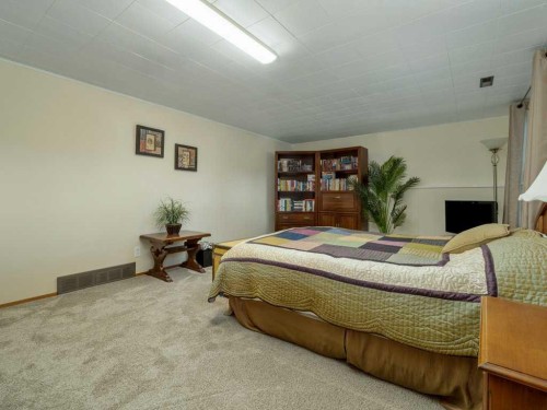 2017 16 Street North, Lethbridge, AB - Indoor Photo Showing Bedroom