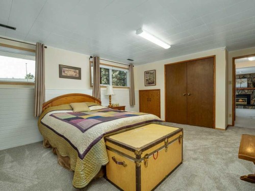 2017 16 Street North, Lethbridge, AB - Indoor Photo Showing Bedroom