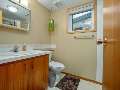 2017 16 Street North, Lethbridge, AB - Indoor Photo Showing Bathroom