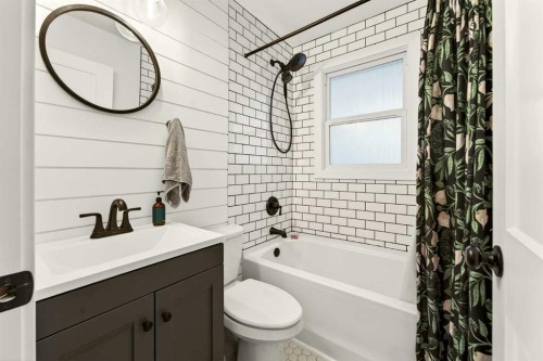 2202 6 Avenue North, Lethbridge, AB - Indoor Photo Showing Bathroom