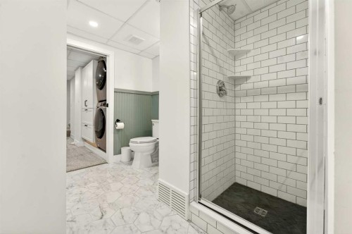 2202 6 Avenue North, Lethbridge, AB - Indoor Photo Showing Bathroom