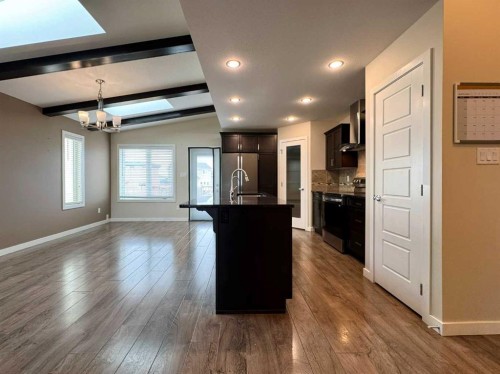 317 Moonlight Way West, Lethbridge, AB - Indoor Photo Showing Kitchen