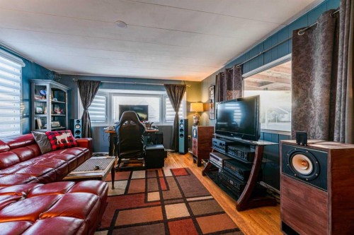 104 2Nd Street, Warner, AB - Indoor Photo Showing Living Room