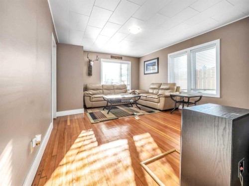 1708 21 Avenue, Coaldale, AB - Indoor Photo Showing Living Room