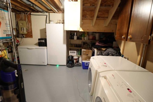 1124 2 Ave, Vauxhall, AB - Indoor Photo Showing Laundry Room