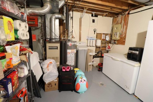 1124 2 Ave, Vauxhall, AB - Indoor Photo Showing Basement