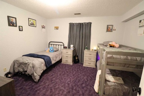 1124 2 Ave, Vauxhall, AB - Indoor Photo Showing Bedroom