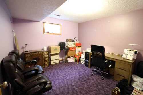 1124 2 Ave, Vauxhall, AB - Indoor Photo Showing Office