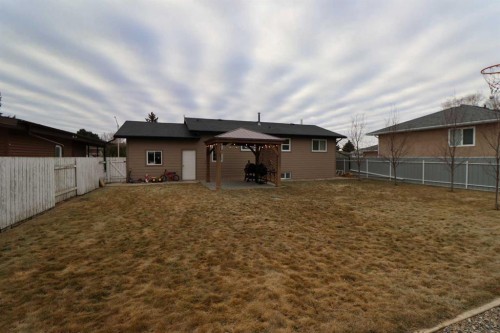 1124 2 Ave, Vauxhall, AB - Outdoor With Exterior