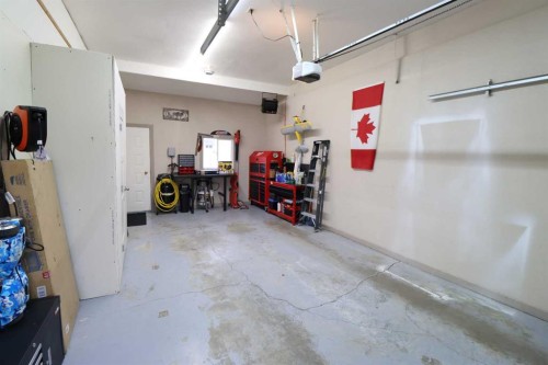1124 2 Ave, Vauxhall, AB - Indoor Photo Showing Garage