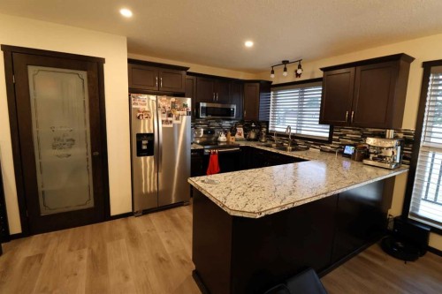1124 2 Ave, Vauxhall, AB - Indoor Photo Showing Kitchen