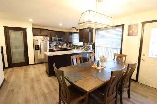1124 2 Ave, Vauxhall, AB - Indoor Photo Showing Dining Room